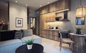 Luxurious Wooden Detail Flat In City Center